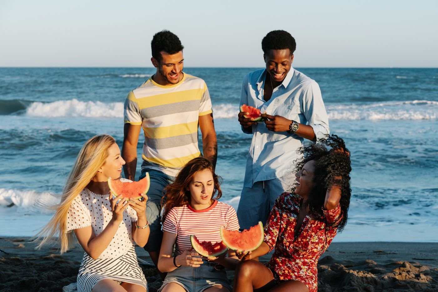 Un groupe d'amis au bord de la mer