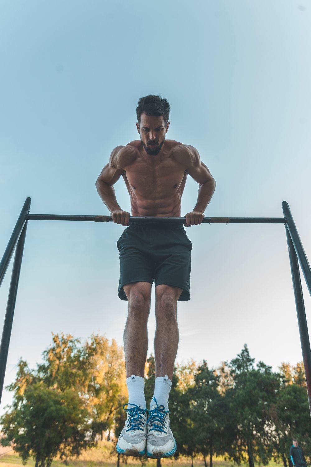 Coach calisthenics à la barre de traction