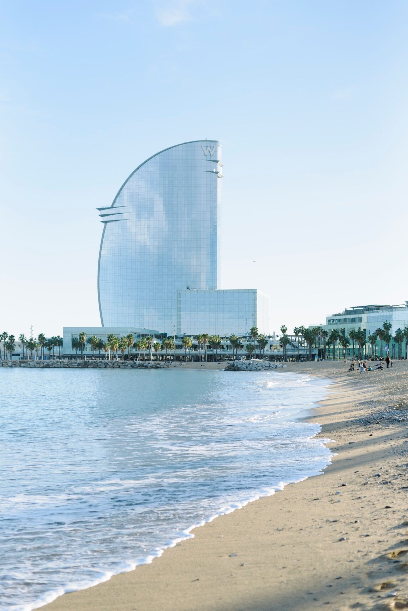 La plage de Sant Sebastià et l'hôtel W de Barcelone